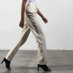 Weekday Rowe Jeans - Beige - Den ursnygga rowe-modellen från Weekday i beige färg! Andvända vid 3 tillfällen, säljs då de är för långa för mig (jag är 165 cm). Byxorna är i SUPERFINT skick❤️✨💕💘 första bilden är lånad. Storlek: Waist 28, Leg 32. Hör av er för detaljer😍