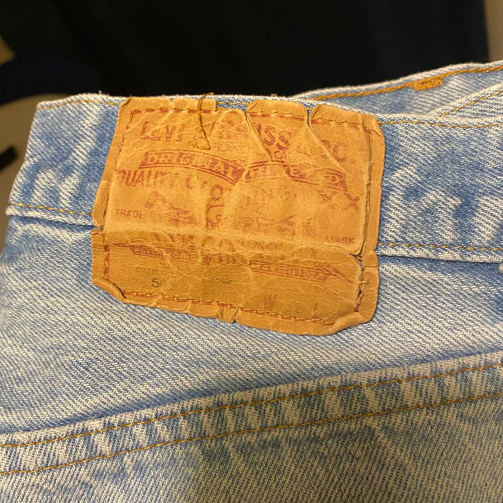 Coola baggy levi’s jeans från 80/90-talet som tyvärr inte kommer till användning. Skulle säga att det är midrise och sitter på mig som vanligtvis är W27 rätt så löst. Är 162cm lång och jeansen slutar ungefär vid mina fotknölar. Frakt ingår i priset💙💙. Jeans & Byxor.