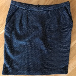 Ny kjol från Selection by s.Oliver -  •Passar perfekt till vinter  •Storlek 36 •Aldrig använd •Mycket fin passform •46 cm lång •Pris: 80 kr 🚫Djurfritt och rökfritt hem 📍Kan mötes upp i Mölnlycke 📬Kan skickas mot fraktkostnad  