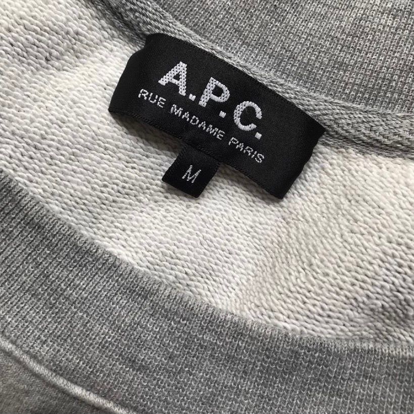 Gråmelerad sweatshirt från APC med broderi, storlek M men är liten i storleken så mer som en S. Använd men bra skick! . Huvtröjor & Träningströjor.