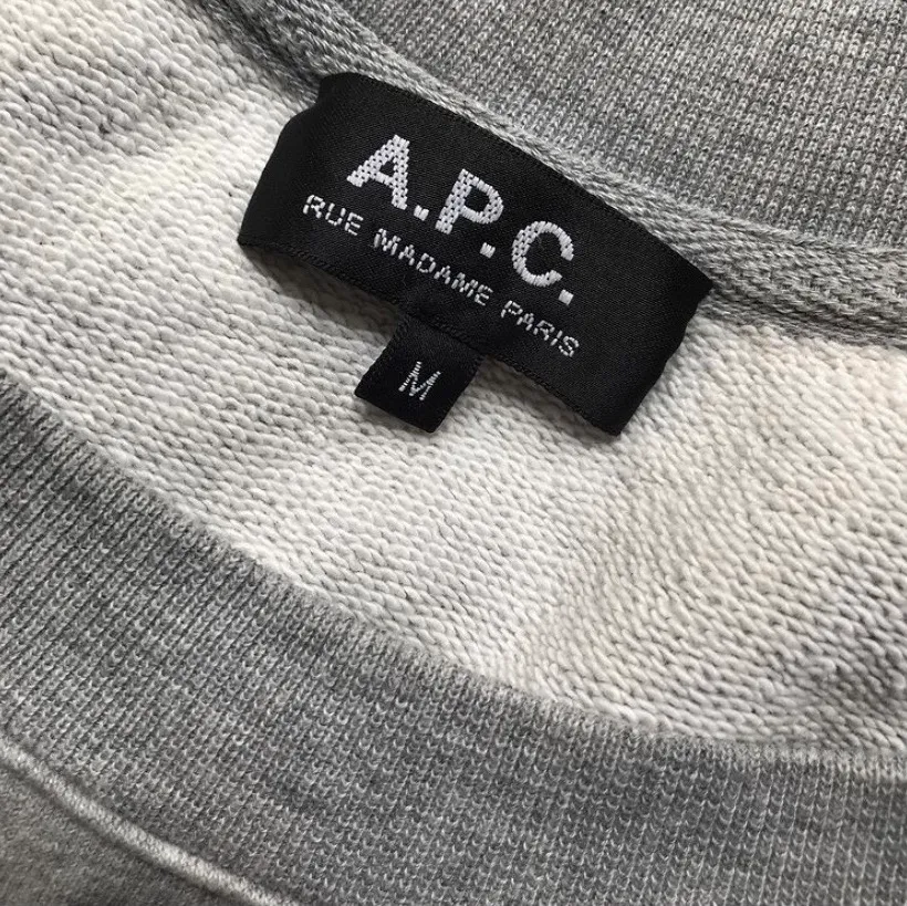 Gråmelerad sweatshirt från APC med broderi, storlek M men är liten i storleken så mer som en S. Använd men bra skick! . Hoodies.