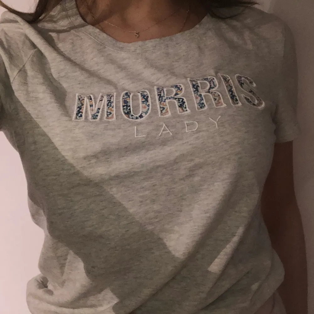 Morris t-shirt i fint skick, knappt använd! . T-shirts.