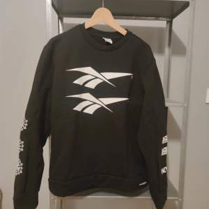 En Reebok classic sweatshirt som är näst intill oanvänd. Står storlek L på lappen men skulle vilja påstå att den sitter som en M. Sitter snyggt oversize på mindre storlekar också. 