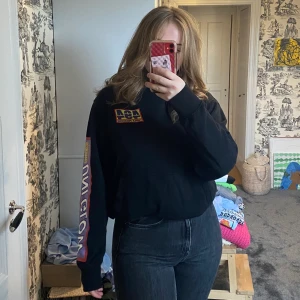 Weekday patches hoodie - Dope hoodie from weekdays men’s section. Has a bunch of patches now the back that. Used but is in good condition. Price negotiable if quick (original price 550kr)