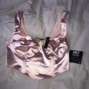 Topp från Nelly storlek: M - Toppen är oanvänd tå den var stor för mig, jag skulle säga att detta plagg passar någon med större byst och är närmare L än M.