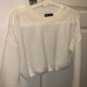 Stickad tröja  - Super fin stickad tröja från SHEIN. Storlek S ( känns som en XS). Använd endast 2 gånger , Pris: 50kr + Frakt 💜