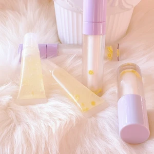 Lemonade läppglans 🍋 - Lemonade läppglans är ett genomskinlig läppglans med lemon doft/smak. Innehåller organic cocosolja, E vitamin, sweet almond olja och smak olja. Finns I Squeeze tuber- 29kr, tjocka lila wand tuber- 40kr, långa lila wand tuber- 50kr. Frakt beror på hur mycket paketet vägar MEN om man beställer en Lipgloss är frakten då 14kr. Skriva I chatten vid frågor 💕