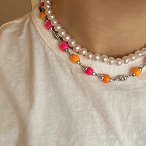 Färgglatt halsband - Supersnyggt hemmagjort halsband i silver med färgglada pärlor. (Frakten ingår i priset)