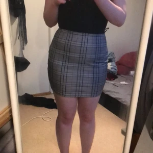 Kjol från SHEIN  - Oanvänd kjol från SHEIN. Storlek L men passar M-XL då den är stretchig.  Kan skickas mot fraktkostnad. Kan även mötas upp på backaplan/nordstan i Göteborg 