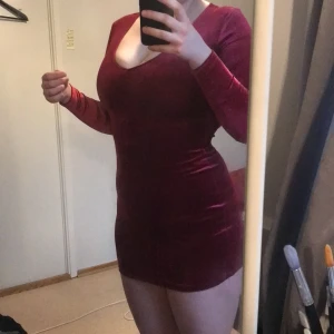 Divided klänning strlk 38 - Oanvänd då den var för kort för min smak. Slutar precis under rumpan, jag är 173 cm lång.  Kan skickas mot fraktkostnad. Kan även mötas upp på backaplan/nordstan i Göteborg 