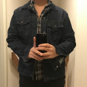 Jeansjacka - I mörkblå denim med bruna sömmar. Snygg lagom oversize på M, ännu bättre på S. 