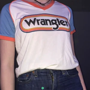 Wrangler t-shirt - Supersnygg wrangler t-shirt nästan aldrig använd köpt i åre🤩