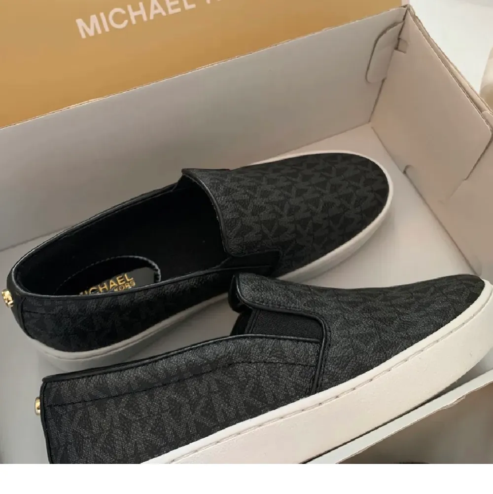 Säljer även dessa tjusiga Michael Kors Keaton slip on sneakers. Skorna är köpta från USA säljs pga fel storlek därav att dom också är helt oanvända. De är i storlek 35-36. . Skor.