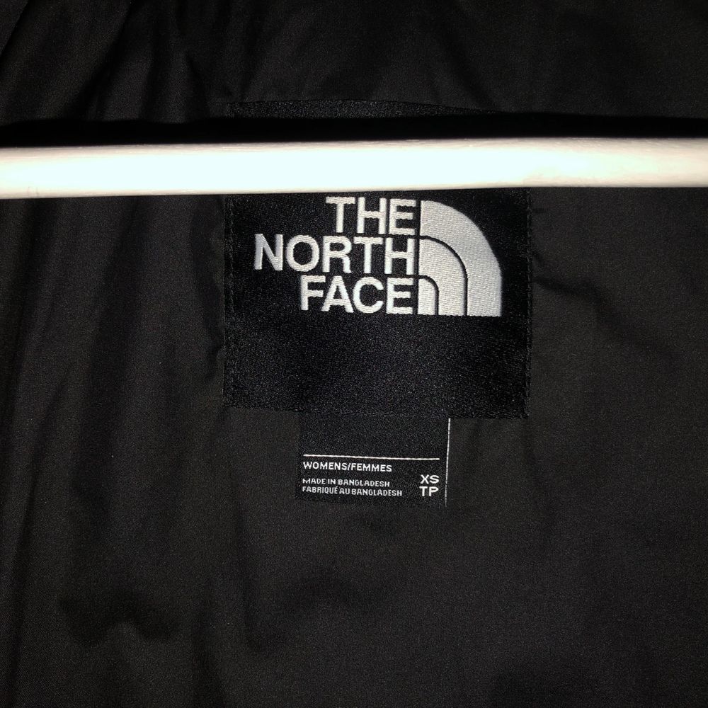 The North Face dunjacka i svart som knappt är använd pga fel storlek, alltså i nyskick. Passar XS/S och möjligtvis M. Buda i kommentarerna, original priset är 2500kr så startbud ligger på 1200kr💞 KAN BYTA MOT BRUN ELLER SVART I MODELL NUPTSE! Högsta bud nu; 1500kr. Jackor.