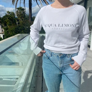 ACQUA LIMONE tröja - Säljer nu denna fina sweatshirt från ACQUA LIMONE i storlek XS💕är vanligtvis storlek s men denna sitter perfekt på mig. Köpt för några år sedan men knappt använd så inga skador. Köpt för 1000kr på NK i göteborg