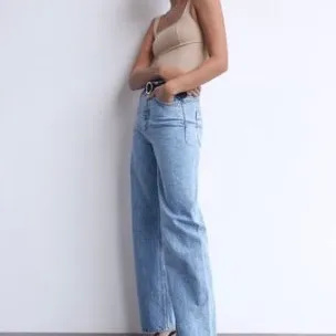 Helt nya jeans från zara, aldrig använda! Säljer då jag har ett liknade par💗 Färgen är lite mörkare än vad hemsidan vissar! Storleken är 38 och passade mig perfekt som är 165 och 58 kg💗 köparen står för frakt!. Farkut & Housut.