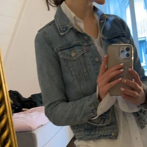 Levis jeansjacka  - Levis jeansjacka säljes för 300, hör av er vid intresse🤍