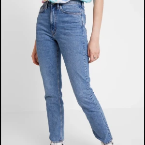 Case jeans Weekday W24 L28 - Använda tidigare men fortfarande i väldigt bra skick. Hade gärna haft kvar men de har blivit för små. Jag själv är 161 och de sitter bra i längden för mig. Skriv gärna ifall ni har frågor. 