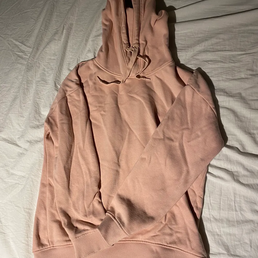En rosa hoodie från lager 157 storlek medium!. Hoodies.