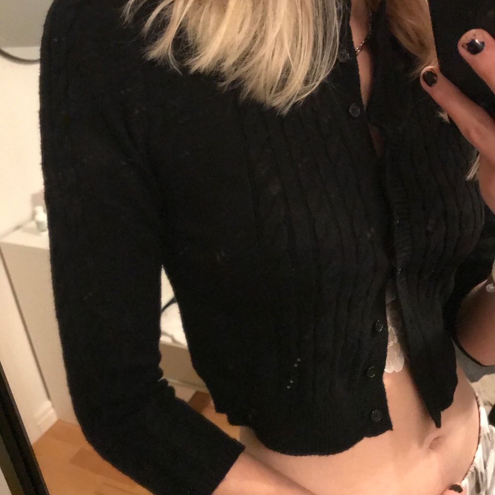 Skitsnygg croppad kofta från zara med trekvartsärmar. mjukt och tjockt material. Funkar både som tröja eller kofta till tex ett linne. Aldrig använd så i nyskick. Står M men den är liten i storleken så skulle säga S. (Jag är m & 177 lång som referens) skriv för fler bilder. Tröjor & Koftor.