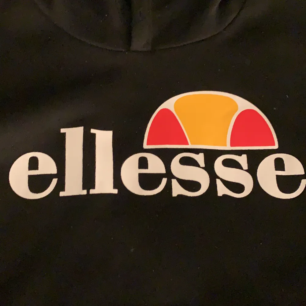 Svart Ellesse hoodie med luva och ficka, endast använd några gånger, fint skick, 80kr, storlek XS-M. Hoodies.