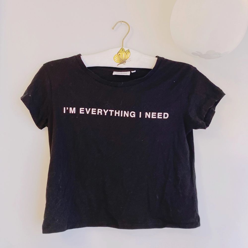 svart t-shirt frĂ„n weekday med âim everything i needâ tryck i vit text! enkel men snygg, och passar lĂ€tt till vardags liksom en edgier look! đ€ frakt tillkommmer! budning vid flera intresserade! kontakta vid frĂ„gor! đ . T-shirts.