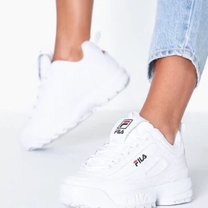 Fila disruptor - Säljer mina fila skor som var inne för några år sedan. Använda ett antal gånger men annars i okej skick. Passar storlek 39! Nypriset då var 1200, och mitt pris kan även diskuteras! ☺️ Kan fraktas om köparen står för frakten 💕💕