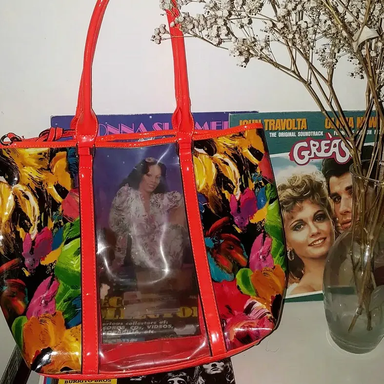 En neonfärgad väska med blommigt motiv. Köpt på Humana i Stockholm och sällan använd, i mycket gott skick! Frakt tillkommer. Kan mötas upp i Stockholm💞. Väskor.