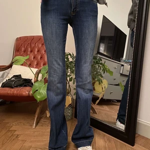 Massimodutti jeans - As snygga massimodutti jeans som är skitsnygga och trendiga! Jeansen är i as bra kvalete och passar verkligen så bra nu till vintern/våren. Jeansen är nästan aldrig använda ❤️ dem är lågmidjade och passar perfekt❤️