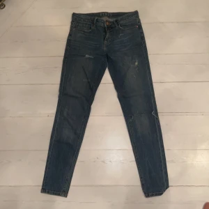 Denim Jeans ZARA  - SUPERFINA denim jeans från Zara storlek S, 36 EU. Köpta för 450kr. Kom med egna bud gärna! De är använda men väldigt sparsamt! Fint skick!! För fler bilder/info skriv privat till mig :) pris ca 150kr, kan diskuteras. 