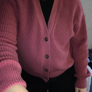 Rosa kofta - En fin rosa kofta från gina Tricot🥰 använt ett fåtal gånger och är i helt perfekt skick, precis som ny🥰 jag har storlek M i de flesta kläder och den sitter oversized på mig:) frakten står köparen för, 79 kr och bara skicka om du vill ha fler bilder😄 