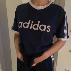 Adidas tröja  - Adidas tröja i marin blå färg. Storlek M. Säljer för 100kr och frakten står ni för själva. Skriv om ni har frågor 💕