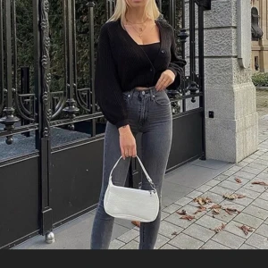 Snygg väska - Säljer denna sjukt snygga väska! Den är vit med krokodilmönster! Den är helt oanvänd och därför nyskick!säljer för 80+frakt!💕