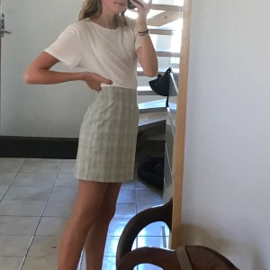 Grå Rutig kjol - Jättesöt kjol i rutigt mönster. Älskar den verkligen, men har blivit för liten:( Kjolen är i bra skick och är inte ett dugg genomskinlig. Om flera är intresserade blir det budgivning. Om ni har några frågor är det bara att fråga. Betalning sker via swish🧡🧡🧡