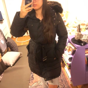 Burberry jacka - En knälång dunjacka från burberry köpt på Jackie för ca 5-6år sedan men har tyvärr inte kvittot kvar. Fin men välanvänd och därav det billiga priser. Jättefin men ha tyvärr tröttnat på den och är ute efter något annat. Svart äkta blue fox päls på luvan. Hör gärna av er om ni undrar något annat💕. 