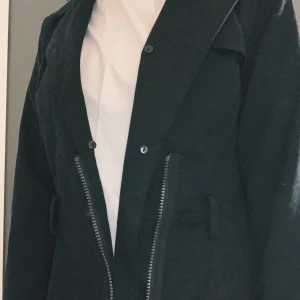 Atmosphere Kappa Svart - Svart Kappa i storlek 34, passar mig bra & jag är 157cm lång :) 