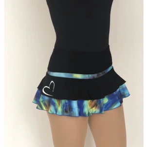 Konståknings tjol ny används 1 gång  - Det är en konståkningskjol som har används en gång och den är fin och svart och blå kola och skriv bör vi köpte den köpte vi den för 300kr så jag kommer att sälja den för 150kr 