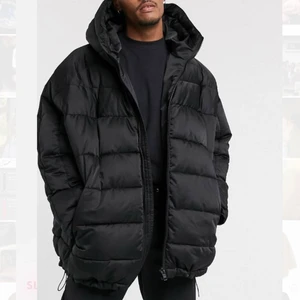 Svart oversized pufferjacket - Har inte fått så mycket användning av den men de är jätte mysig verkligen oversized!! Orginal pris 800kr