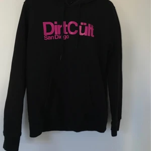 Dirt cult hoodie - Säljer denna hoodie pgd av förliten för mig. Använd en gång det var när jag testade den! Storlek M. Tvättas innan leverans💕