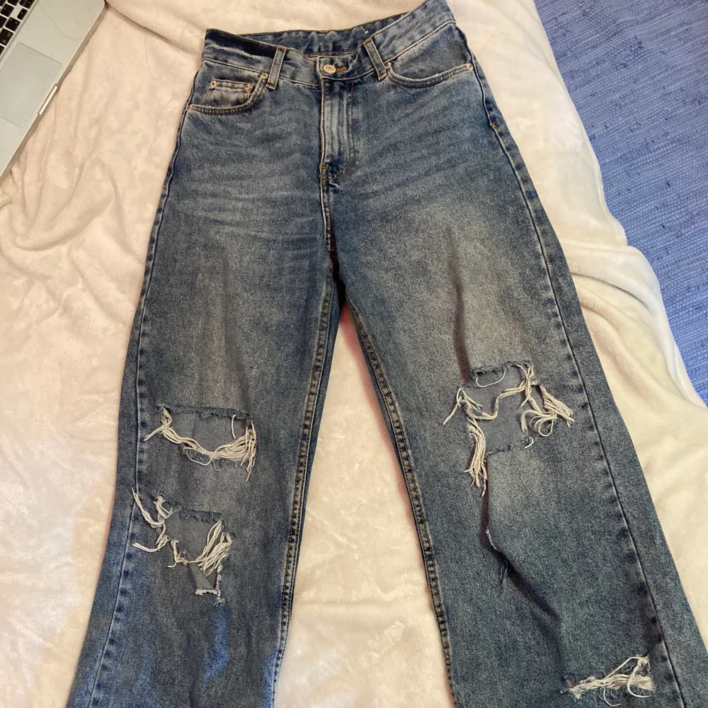 Super fina jeans, men de har blivit lite för tajta runt midjan. Som referens är jag vanligtvis XS/S. Använda ett par ggr vilket är varför hålen är en aning större än vad de är nyköpta. . Jeans & Byxor.