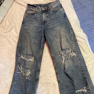 Super fina jeans, men de har blivit lite för tajta runt midjan. Som referens är jag vanligtvis XS/S. Använda ett par ggr vilket är varför hålen är en aning större än vad de är nyköpta. 