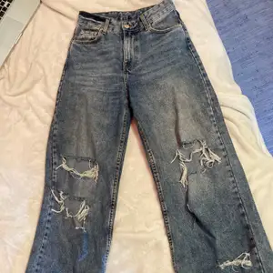 Super fina jeans, men de har blivit lite för tajta runt midjan. Som referens är jag vanligtvis XS/S. Använda ett par ggr vilket är varför hålen är en aning större än vad de är nyköpta. 