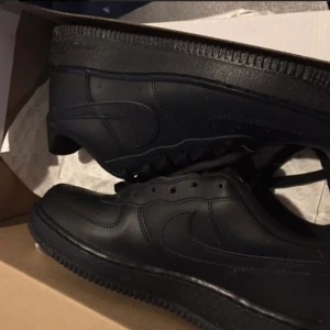Black Air Force 1 - Ett par svarta AF1 som är i fint skick, har använt fåtal ggr. Säljer pga jag fick som ett present men i fel storlek🤎 Pris kan diskuteras vid snabbaffär. Kan mötas upp i Stockholm/Köparen står för frakt🤎