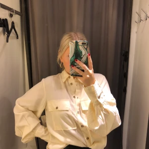 Skjorta - Kräm vit skjorta från Gina💘