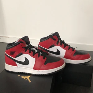 Air Jordan 1 ”chicago 2020” - Köpte dessa i somras men inte använt så mycket pågrund av att dem är för små, knappt använda eller creasade. Ordinarie pris 1399. HÖGSTA BUD: 1200kr