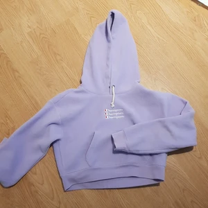 Mysig hoodie i kort modell - Fin nästan oanvänd hoodie. Hund i hemmet.