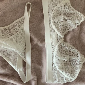 Vita undrrkläder - Underkläder set liknar lounge 