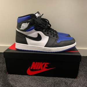 Air jordan 1 high ”royale toe” Us 9/ 42,5  Cond 10/10, använda 2 gånger Köpta på SNS, kvitto följer självklart med. 3200 kr