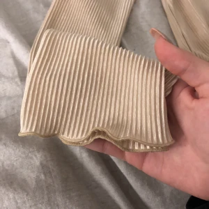 Tröja från NLY TREND strl XS - Guldfärgad lite tunnsre tröja från NLY TREND. Den är i xs men passar mig som är mer en S/M. Bra skick och kan mötas i gbg eller så står köparen för frakt. 