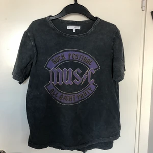 T-shirt - T-shirt från märket stay, storlek M men passar även s och L beroende på hur man vill at den ska sitta, skriv för fler bilder💕